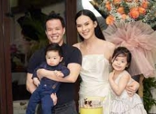Sang Lê đón tuổi 27 bên chồng con