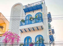 Nhà 4 tầng phong cách Santorini ngập sắc hoa