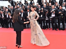 Sao nữ Trung Quốc giả điếc khi bị 'đuổi khéo' trên thảm đỏ Cannes