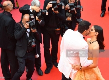 Thiên thần nội y ôm hôn bạn trai doanh nhân trên thảm đỏ Cannes