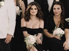 Selena Gomez mặc sexy khi làm phù dâu