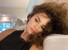 Selena Gomez vẫn được khen xinh dù đăng ảnh tóc rối bù