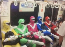 Những vị khách độc, lạ trên tàu điện