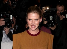Siêu mẫu Lara Stone mắc lỗi trang phục khi dự tiệc của Victoria