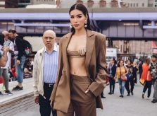 Siêu mẫu Minh Tú mặc áo ngắn cũn như nội y, lộ ngực đầy tại New York Fashion Week 2019