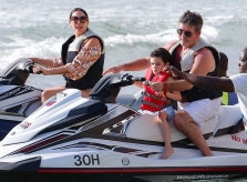 Simon Cowell tránh rét ở Caribbe cùng bạn gái và con trai