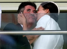 Bạn gái hôn Simon Cowell thắm thiết