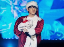 Sơn Tùng M-TP diện đồ ông già Noel đi hát