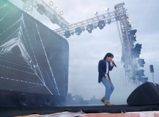 Sơn Tùng diện vest lịch lãm, hát live 'Chạy ngay đi' tại trường đua