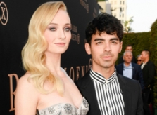 Sophie Turner mang thai con đầu lòng
