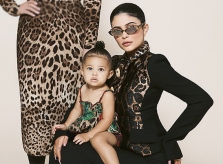 Con gái 1 tuổi của Kylie Jenner lên bìa tạp chí cùng mẹ