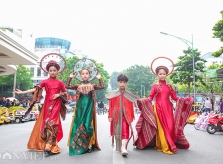 Ảnh: Mẫu nhí tự tin khoe thời trang street style cùng giới trẻ
