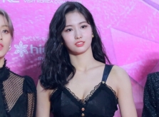 Stylist TWICE bị ném đá khi cho Momo mặc váy hở hang giữa trời lạnh