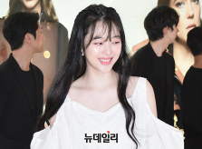 Sulli gây choáng khi xuất hiện xinh đẹp như thời mới debut