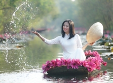 Check-in suối Yến rực rỡ sắc hồng hoa súng, đẹp đến ngẩn ngơ