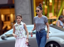 Suri Cruise cao ráo, ra dáng thiếu nữ khi xuống phố cùng mẹ