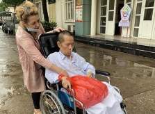 Người vợ Ukraine 20 năm ở Việt Nam chăm chồng đột quỵ