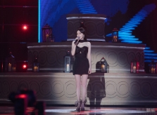 Tần Lam khoe chân thẳng