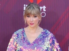 Taylor Swift mặc jumsuit trên thảm đỏ iHeartRadio