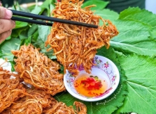 Tép trấu lăn bột - món ăn vặt gợi nỗi nhớ quê
