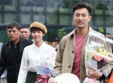 Ngôi sao TVB Thái Tư Bối chiếm spotlight khi đến Việt Nam