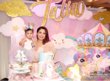 Thanh Thảo làm tiệc thôi nôi con gái ở Việt Nam