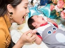 Thanh Thúy cưng nựng con trai trong tiệc đầy tháng