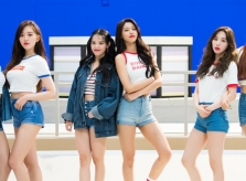 Thành viên AOA liên tục cứa cổ tay tự tử
