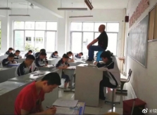 Tránh học trò gian lận, thầy giáo bắc ghế lên bàn ngồi coi thi