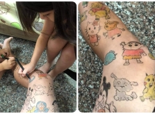 Hai con thi nhau vẽ và tô màu trên chân bố