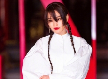 Thư Kỳ trẻ trung ở tuổi 43