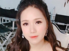 Thùy Chi trông như nữ sinh nhờ style trang điểm tông hồng