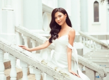 Thúy Diễm khoe vai trần
