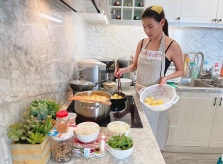 Thuý Diễm nấu đồ ăn gửi bạn bè ngày giãn cách