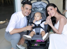 Thúy Diễm - Lương Thế Thành lần đầu bế con trai đi sự kiện