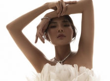 Thúy Diễm diện váy lông vũ