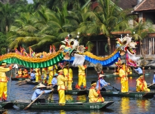 Hàng trăm thuyền rước rồng trên sông ở Tam Cốc