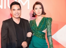 Thúy Ngân, Trung Dũng khoác tay nhau trên thảm đỏ