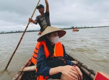Chồng con mong Thủy Tiên nhanh về
