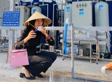 Thủy Tiên thường diện đồ trắng - đen đi từ thiện