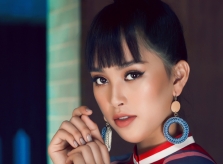 Tiểu Vy diện áo dài đa sắc lấy ý tưởng từ bài chòi