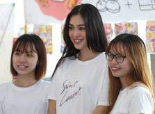 Tiểu Vy tham gia phiên chợ sinh viên