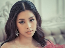 Hoa hậu Tiểu Vy diện váy dạ hội xẻ ngực sâu