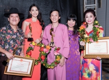 Tiểu Vy nhận bằng khen cùng Hoài Linh, Trường Giang