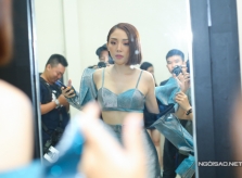 Tóc Tiên mặc bra-top khoe eo thon khi chấm thi The Voice