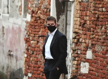 Tom Cruise lại dừng phim vì dịch