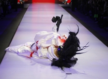 Tài tử 'Hoàn Châu cách cách' quẳng giày cao gót vì ngã khi catwalk