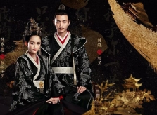 'Hoàng hậu' Trần Kiều Ân trẻ trung bên 'nhà vua' kém tuổi