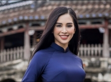 Hoa hậu Trần Tiểu Vy diện áo dài dạo phố cổ Hội An
