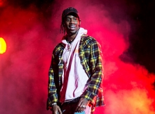 Kylie Jenner một mình đến cổ vũ bạn trai Travis Scott ở Super Bowl